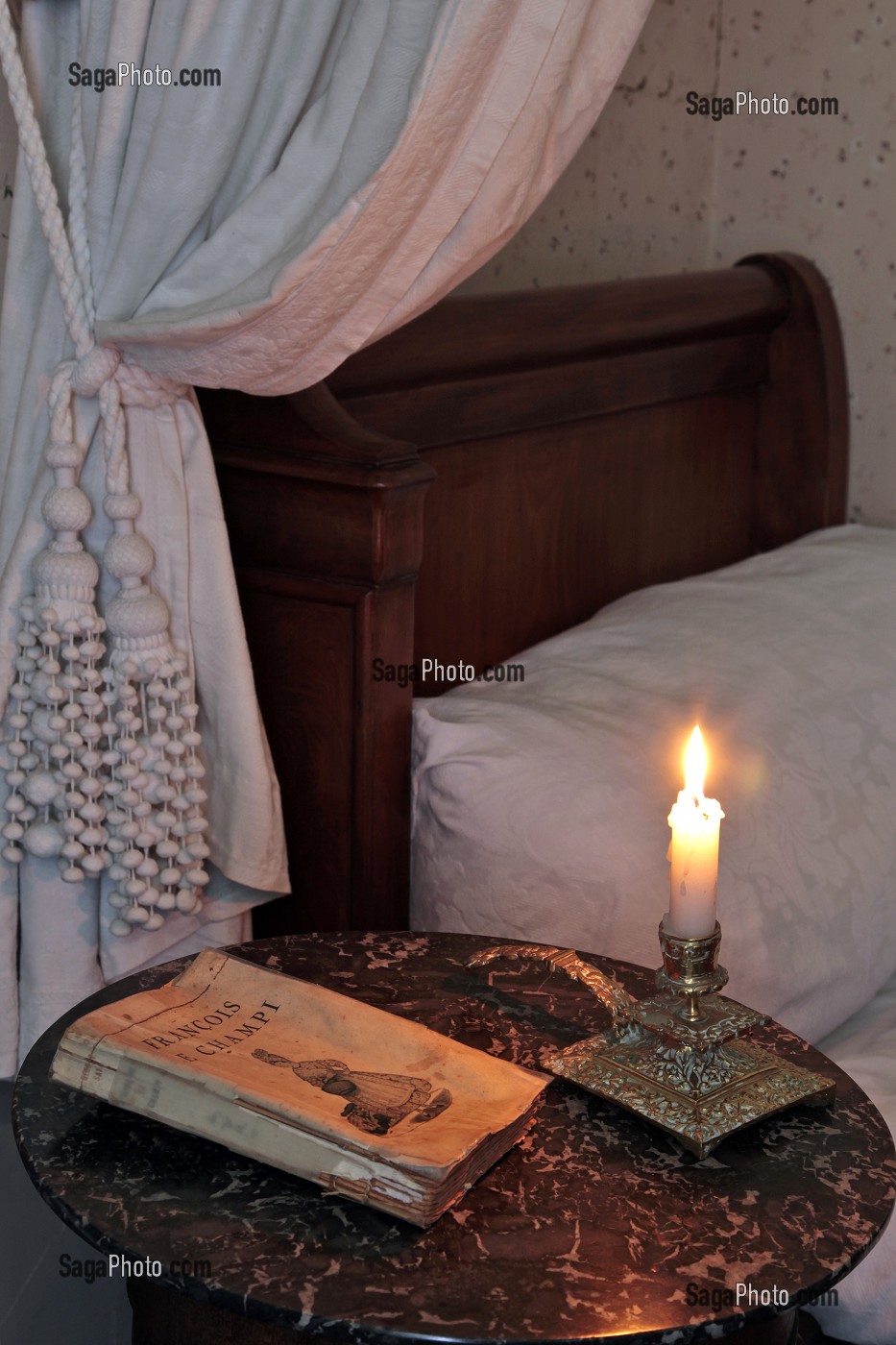 CHAMBRE DU PETIT MARCEL ET LIVRE DE FRANCOIS LE CHAMPI SUR SA TABLE DE CHEVET, MAISON DE TANTE LEONIE, VILLAGE IDEAL DE L'ENFANCE DE L'ECRIVAIN MARCEL PROUST DANS SON ROMAN - A LA RECHERCHE DU TEMPS PERDU -, ILLIERS-COMBRAY, EURE-ET-LOIR (28), FRANCE 