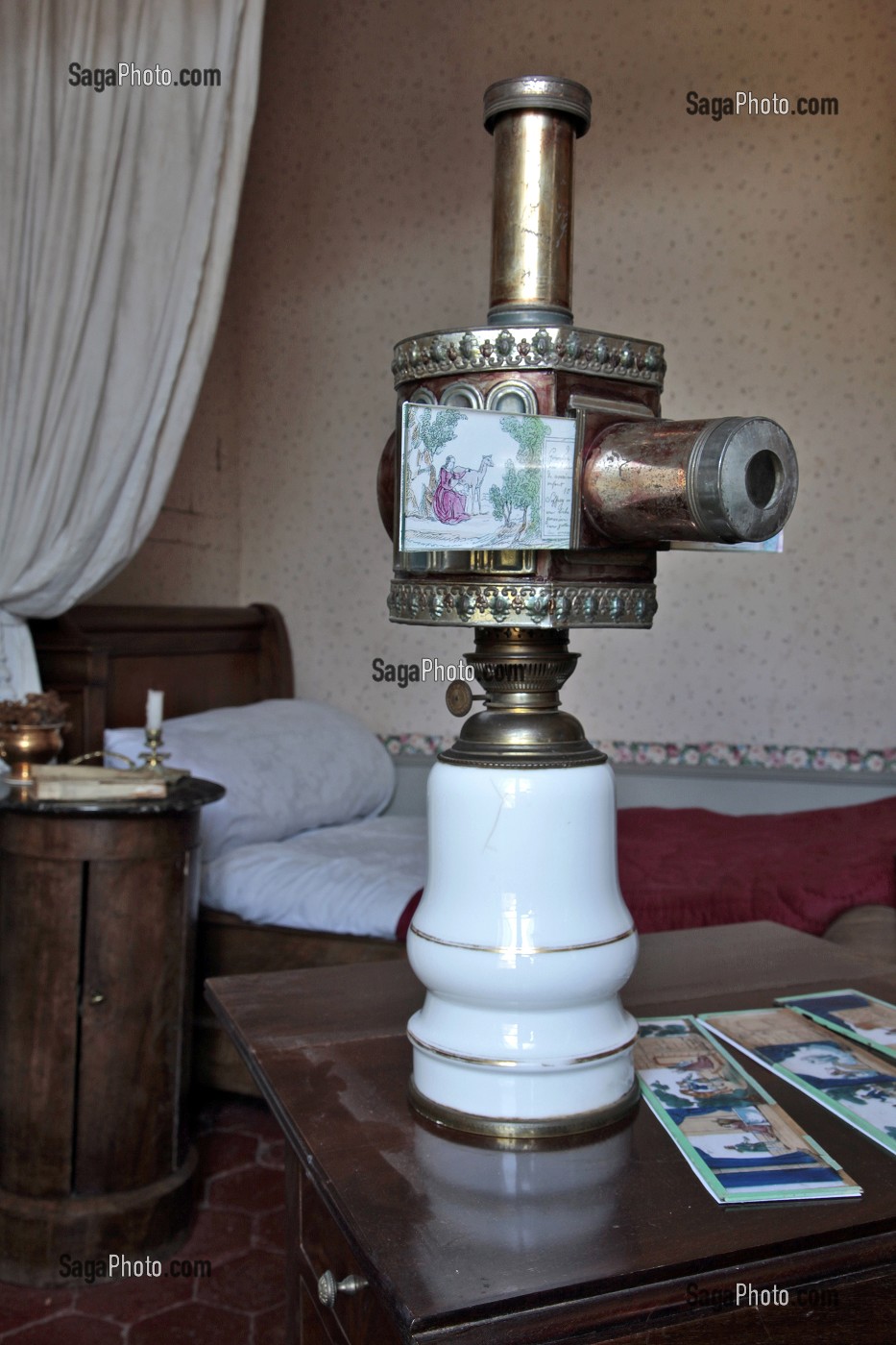 LANTERNE MAGIQUE DANS LA CHAMBRE DE MARCEL PROUST, MAISON DE TANTE LEONIE, VILLAGE IDEAL DE L'ENFANCE DE L'ECRIVAIN MARCEL PROUST DANS SON ROMAN - A LA RECHERCHE DU TEMPS PERDU -, ILLIERS-COMBRAY, EURE-ET-LOIR (28), FRANCE 
