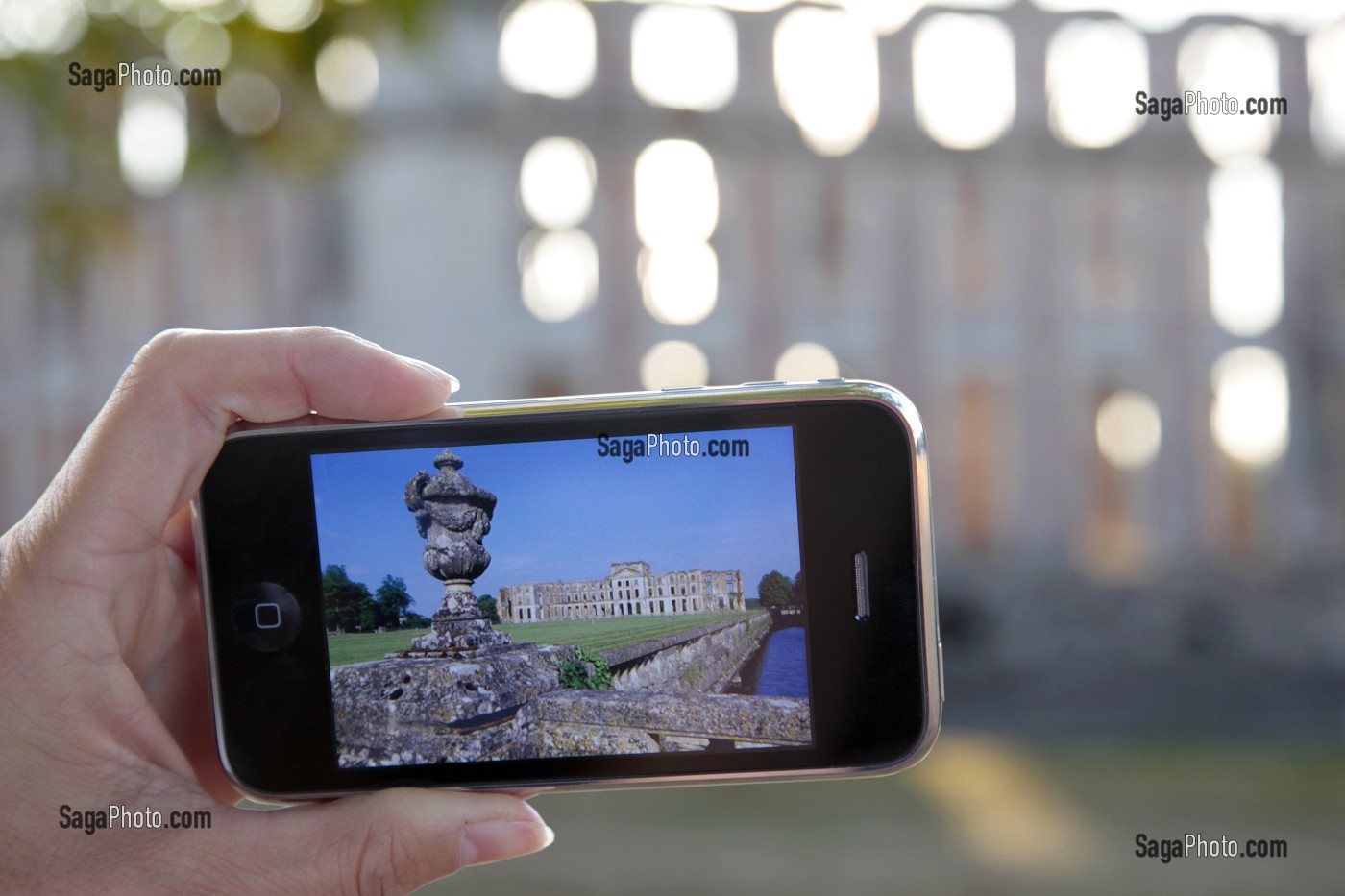 VISITE VIRTUELLE ET INFORMATIONS TOURISTIQUES SUR TELEPHONE PORTABLE IPHONE, SITE DU CHATEAU DE LA FERTE VIDAME, EURE-ET-LOIR (28), FRANCE 