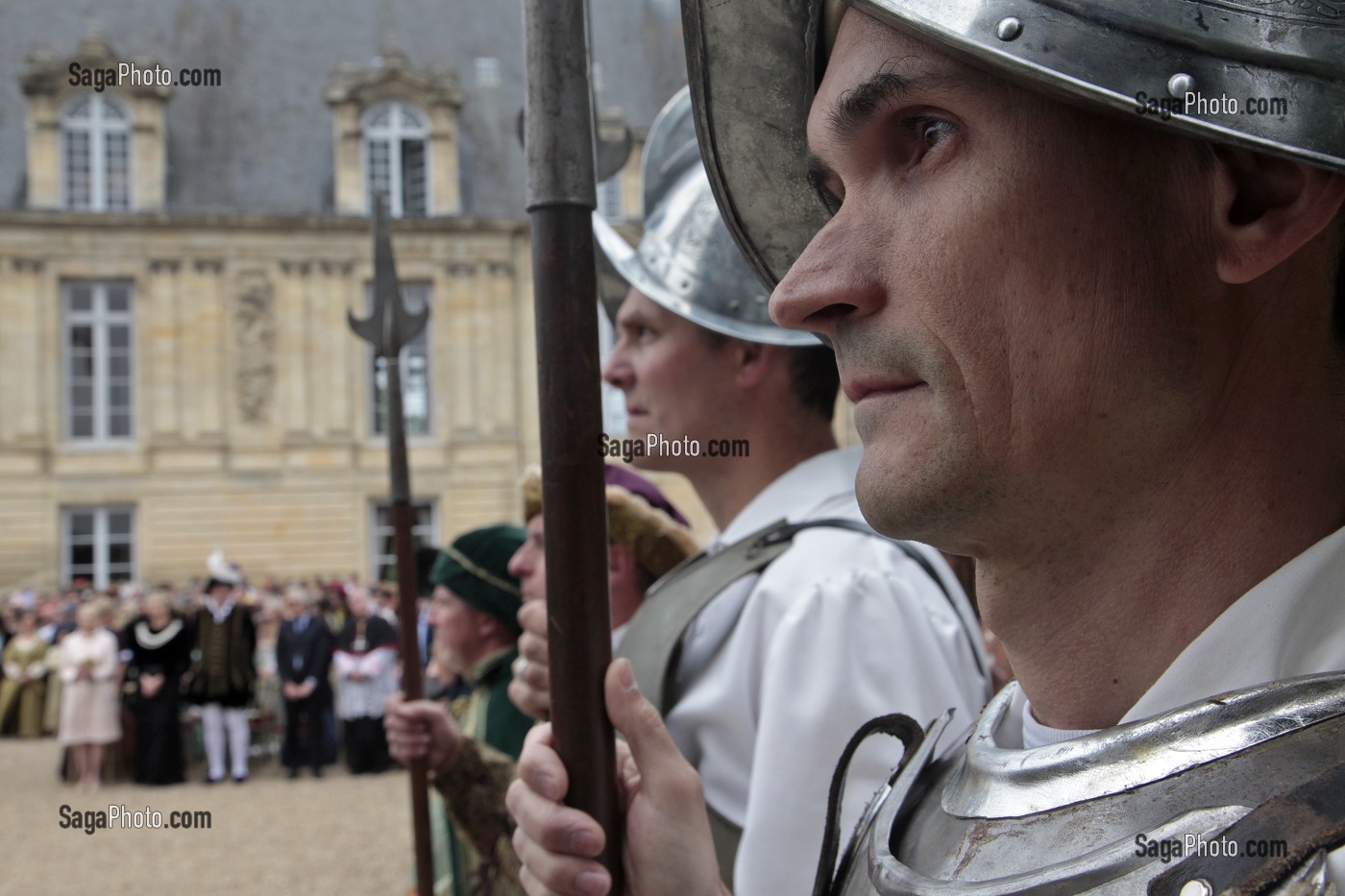 GARDES EN COSTUME D'EPOQUE DEVANT LE CHATEAU, CEREMONIE POUR LE RETOUR DE LA DEPOUILLE DE DIANE DE POITIERS A LA CHAPELLE SEPULCRALE DU CHATEAU D'ANET, 29 MAI 2010, EURE-ET-LOIR (28), FRANCE 