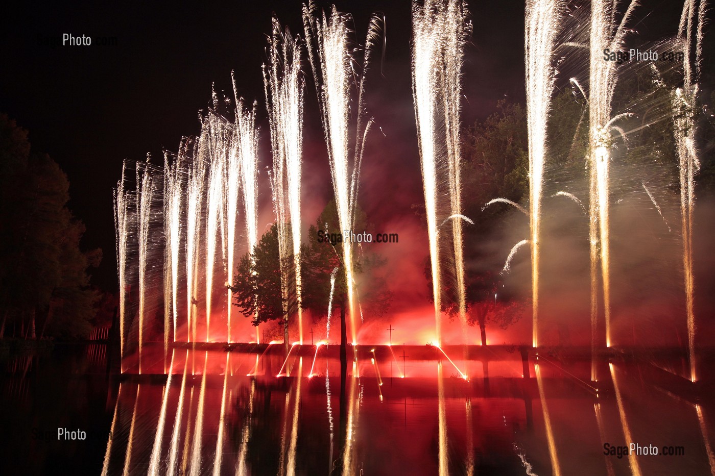 FEU D'ARTIFICE AU CHATEAU D'ANET, 29 MAI 2010, EURE-ET-LOIR, FRANCE 