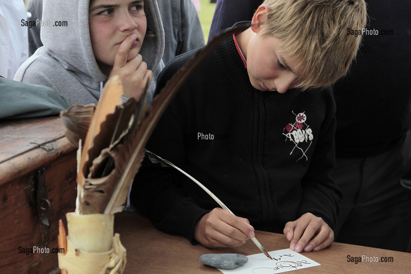 ATELIER DE CALLIGRAPHIE POUR LES JEUNES, CHATEAU D'ANET, 29 MAI 2010, EURE-ET-LOIR, FRANCE 