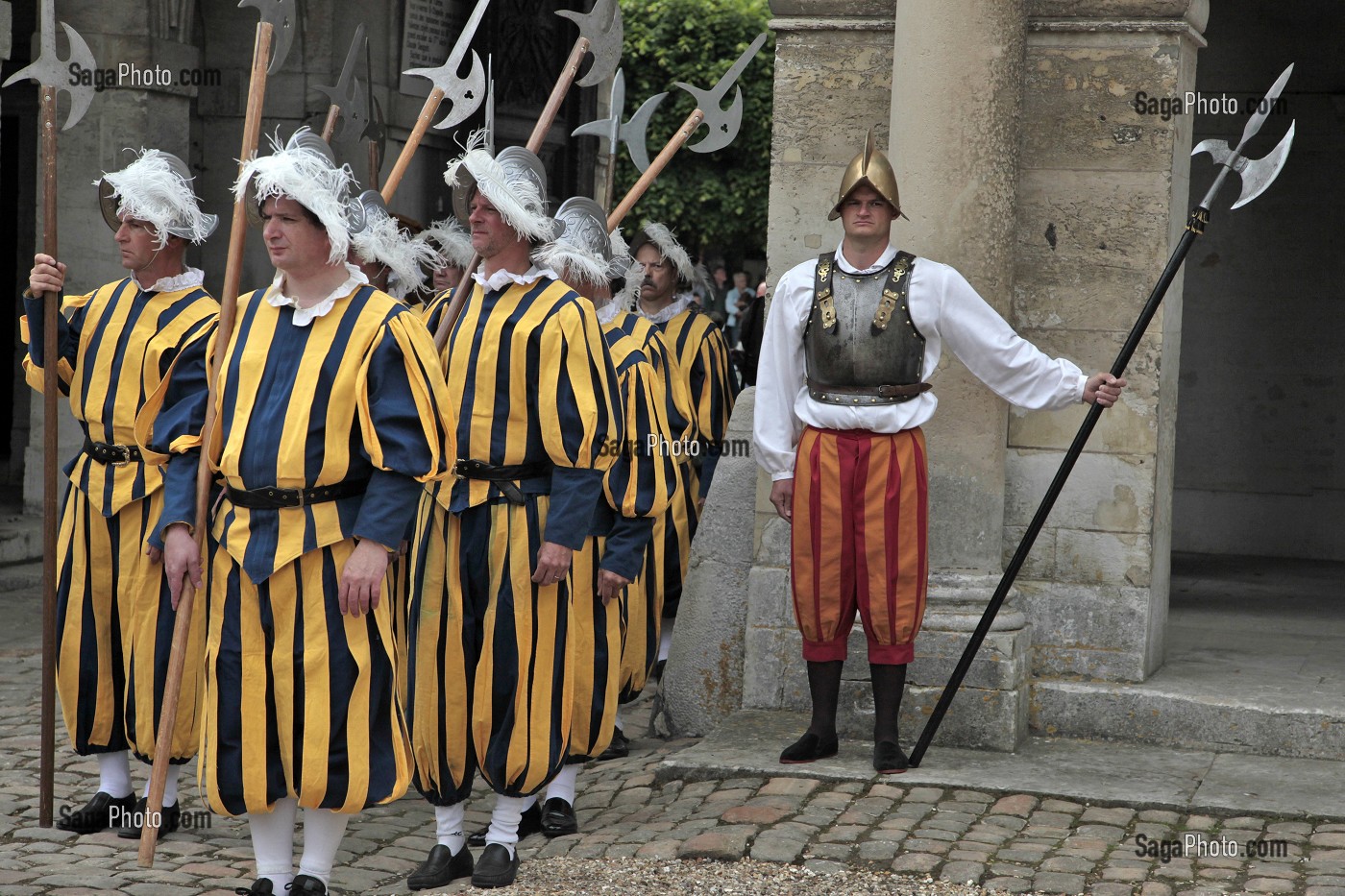 GARDES EN COSTUME D'EPOQUE RENAISSANCE DEVANT LE CHATEAU, CEREMONIE POUR LE RETOUR DE LA DEPOUILLE DE DIANE DE POITIERS A LA CHAPELLE SEPULCRALE DU CHATEAU D'ANET, 29 MAI 2010, EURE-ET-LOIR (28), FRANCE 