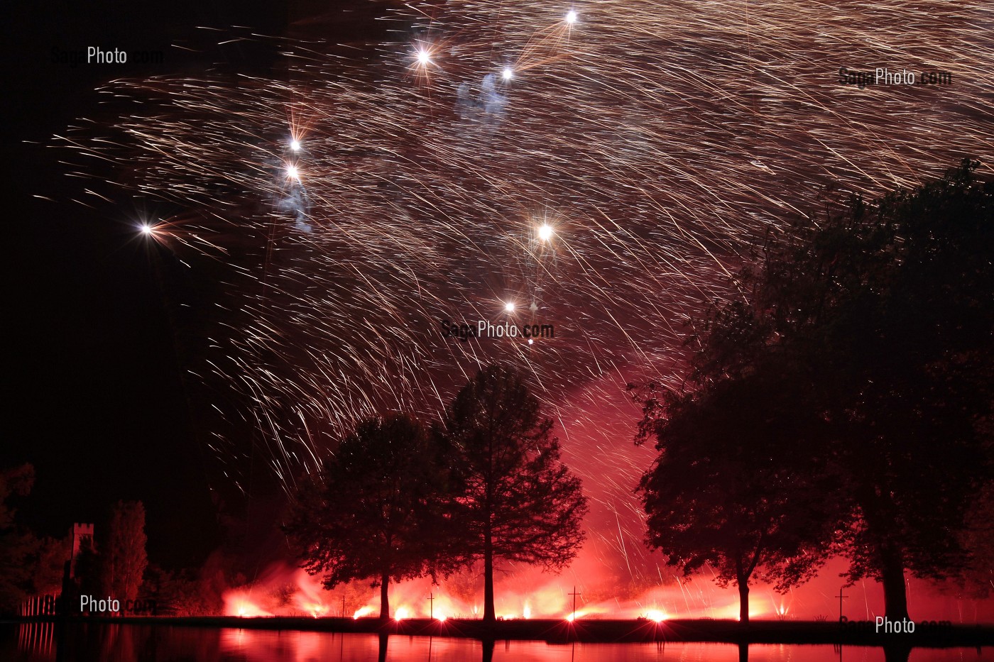 FEU D'ARTIFICE AU CHATEAU D'ANET, 29 MAI 2010, EURE-ET-LOIR, FRANCE 