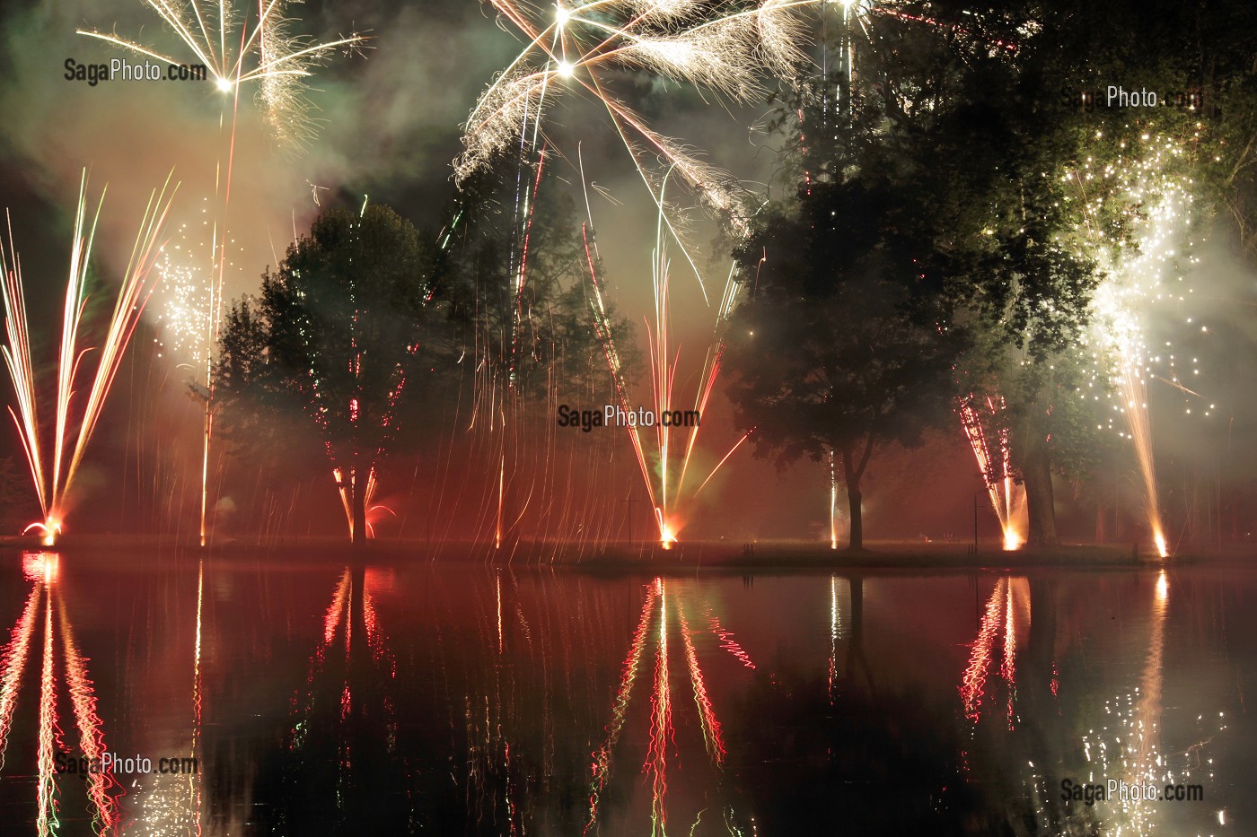 FEU D'ARTIFICE DANS LE PARC DU CHATEAU, CEREMONIE POUR LE RETOUR DE LA DEPOUILLE DE DIANE DE POITIERS A LA CHAPELLE SEPULCRALE DU CHATEAU D'ANET, 29 MAI 2010, EURE-ET-LOIR (28), FRANCE 