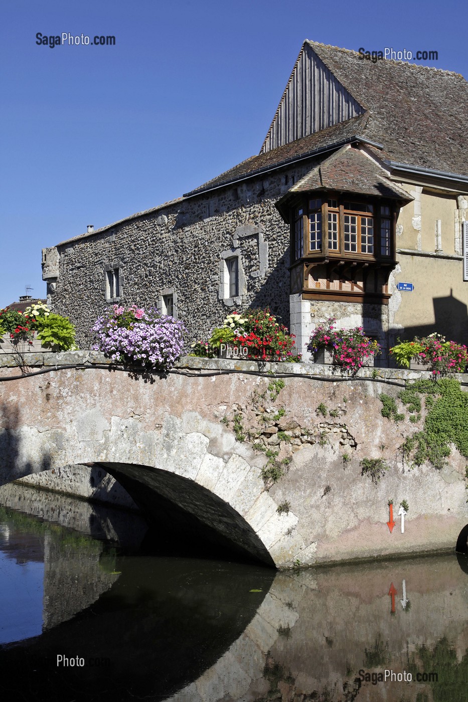 FOSSES D'ENCEINTE DEVANT LES MAISONS ANCIENNES, BONNEVAL, EURE-ET-LOIR, FRANCE 