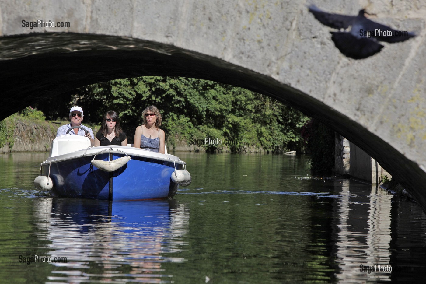 BATEAUX ELECTRIQUES SUR LES FOSSES D'ENCEINTE, BONNEVAL, EURE-ET-LOIR, FRANCE 