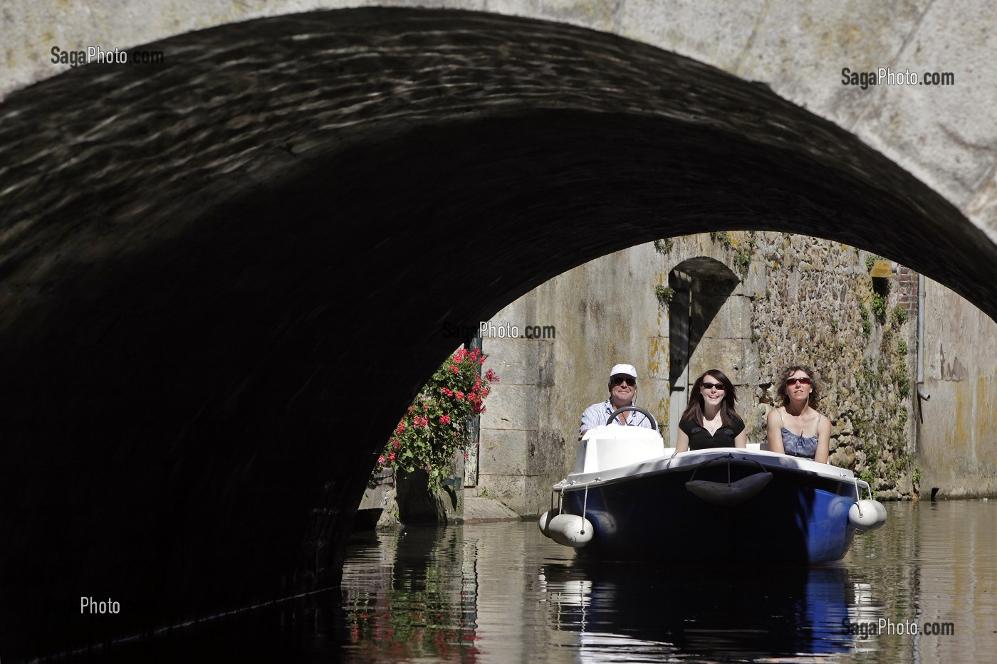 BATEAUX ELECTRIQUES SUR LES FOSSES D'ENCEINTE ET PONT MEDIEVAL, BONNEVAL, EURE-ET-LOIR (28), FRANCE 