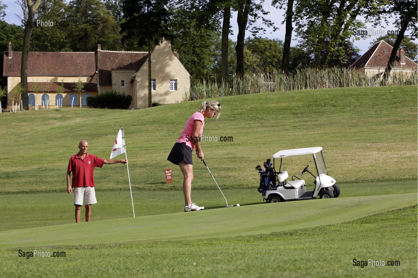 VOITURETTE ET GOLFEURS, GOLF DU PERCHE, SOUANCE-AU-PERCHE, EURE-ET-LOIR (28), FRANCE 