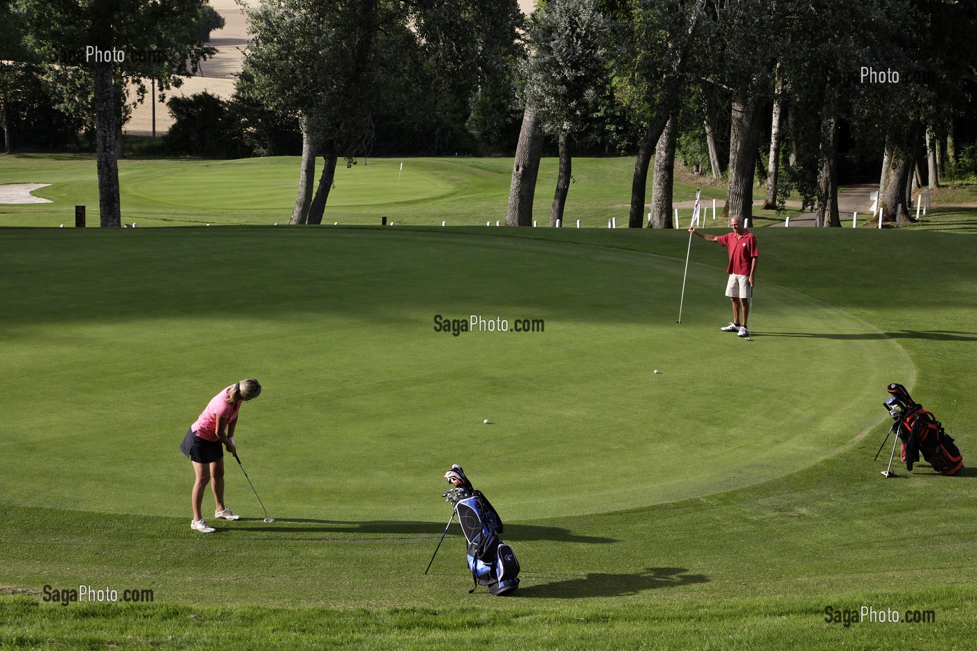 GOLFEURS AU PUT EN APPROCHE DU TROU, GOLF DU PERCHE, SOUANCE-AU-PERCHE, EURE-ET-LOIR (28), FRANCE 