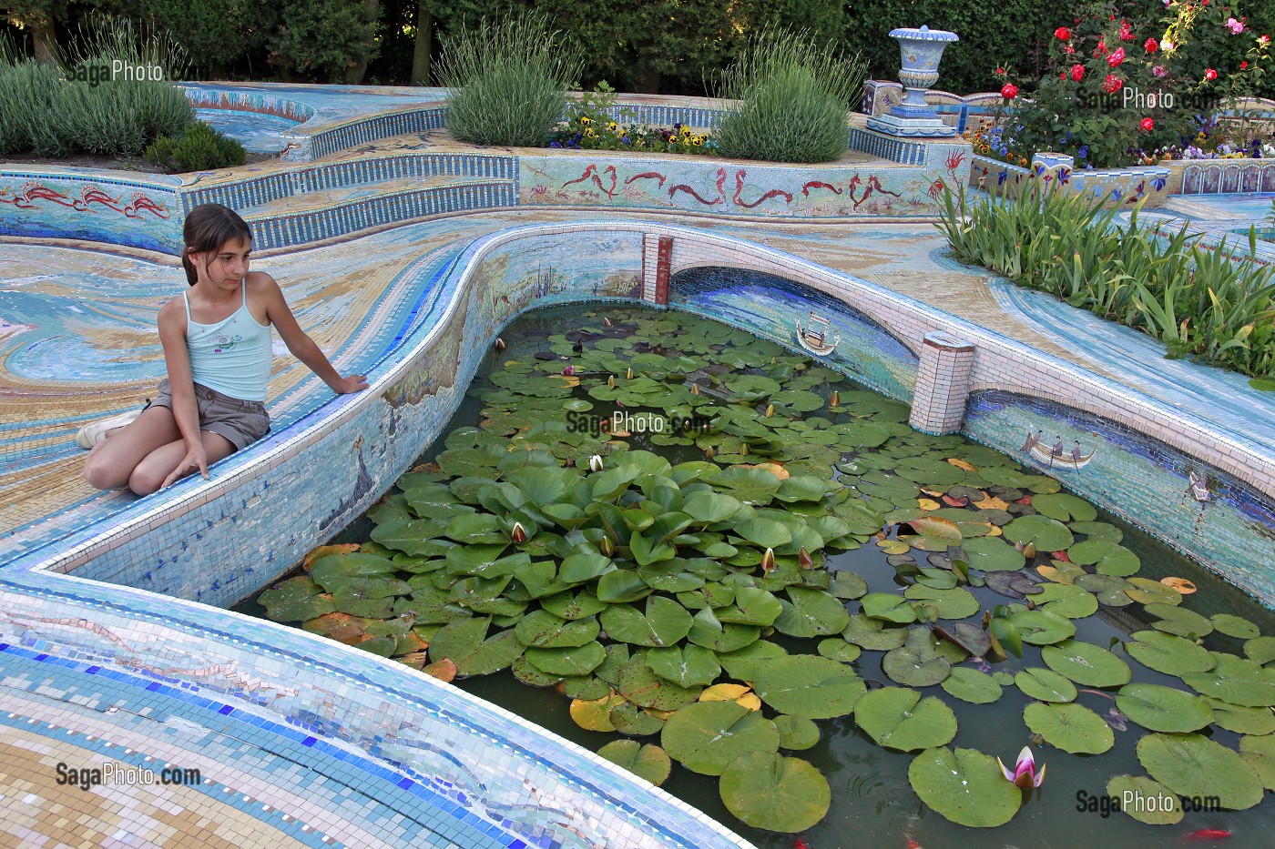 JEUNE FILLE DEVANT UN BASSIN DU JARDIN DE LA FEUILLERAIE, MOSAIQUES ET BASSINS, HAPPONVILLERS, EURE-ET-LOIR (28), FRANCE 