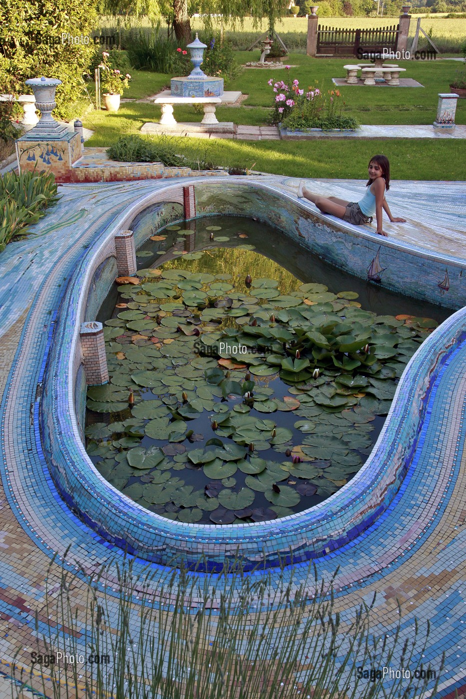JEUNE FILLE DEVANT UN BASSIN DU JARDIN DE LA FEUILLERAIE, MOSAIQUES ET BASSINS, HAPPONVILLERS, EURE-ET-LOIR (28), FRANCE 
