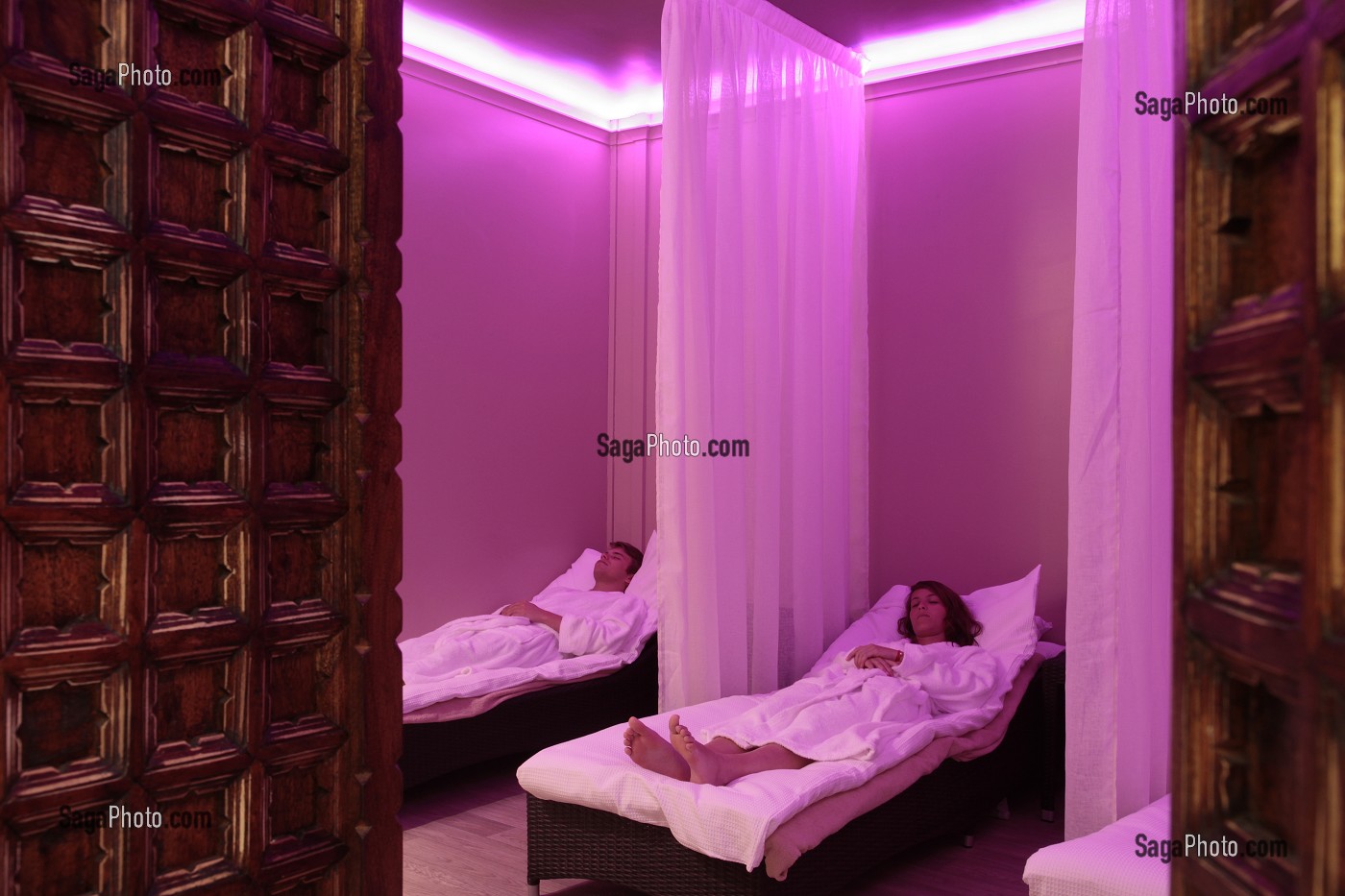 CLIENTS DANS LA SALLE DE RELAXATION, SPA “BE BY MONARQUE', HOTEL DU GRAND MONARQUE, CHARTRES, EURE-ET-LOIR, FRANCE 