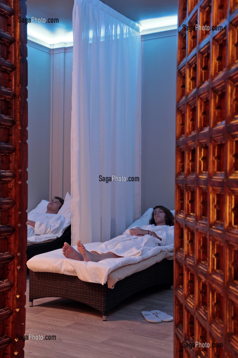 CLIENTS DANS LA SALLE DE RELAXATION, SPA “BE BY MONARQUE', HOTEL DU GRAND MONARQUE, CHARTRES, EURE-ET-LOIR, FRANCE 
