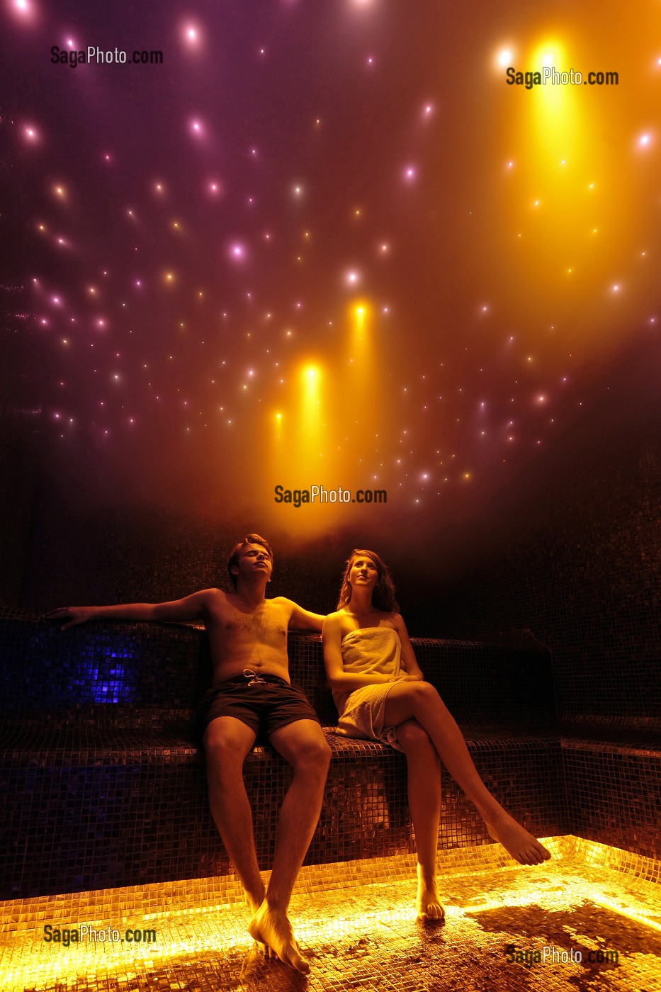 COUPLE DANS LE HAMMAM AUX LEDS MULTICOLORES, SPA “BE BY MONARQUE', HOTEL DU GRAND MONARQUE, CHARTRES, EURE-ET-LOIR, FRANCE 