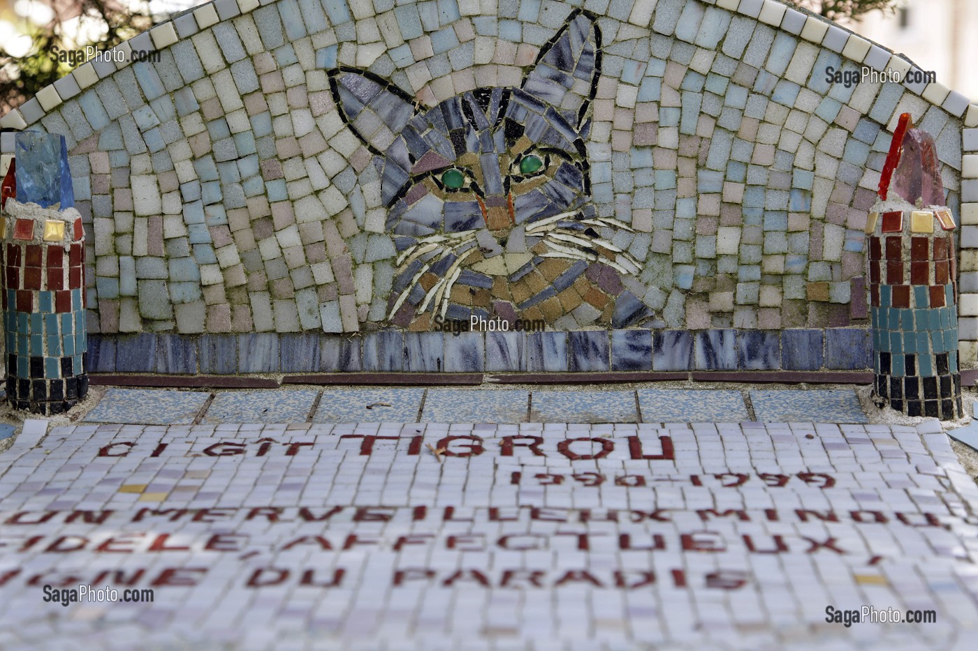 TOMBE DU CHAT TIGROU, JARDIN DE LA FEUILLERAIE DECORE PAR L'ARTISTE HURFANE, HAPPONVILLERS, EURE-ET-LOIR (28), FRANCE 