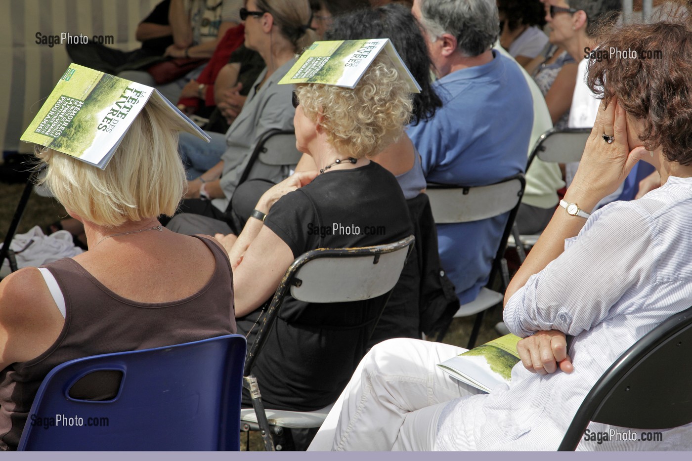 PUBLIC AVEC LE CATALOGUE SUR LA TETE POUR SE PROTEGER DU SOLEIL, PRESENTATION DES NOUVEAUX OUVRAGES DES AUTEURS, FETE DES LIVRES, LA FERTE-VIDAME, EURE-ET-LOIR (28), FRANCE 