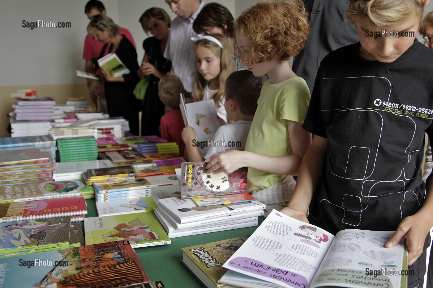 DECOUVERTE DES OUVRAGES A LA LIBRAIRIE, FETE DES LIVRES, LA FERTE-VIDAME, EURE-ET-LOIR (28), FRANCE 