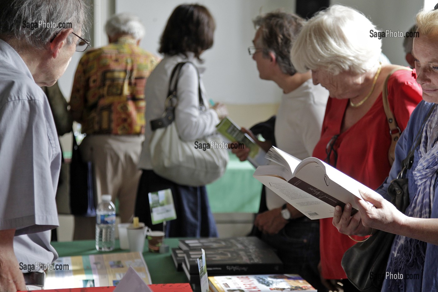 DECOUVERTE DES OUVRAGES A LA LIBRAIRIE, FETE DES LIVRES, LA FERTE-VIDAME, EURE-ET-LOIR (28), FRANCE 