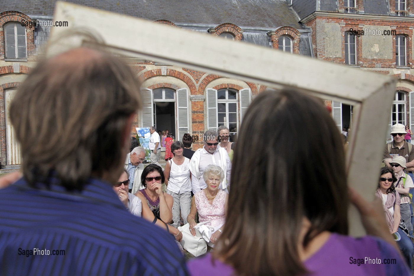 HISTOIRES ET CONTES DEVANT LE PETIT CHATEAU, FETE DES LIVRES, LA FERTE-VIDAME, EURE-ET-LOIR (28), FRANCE 