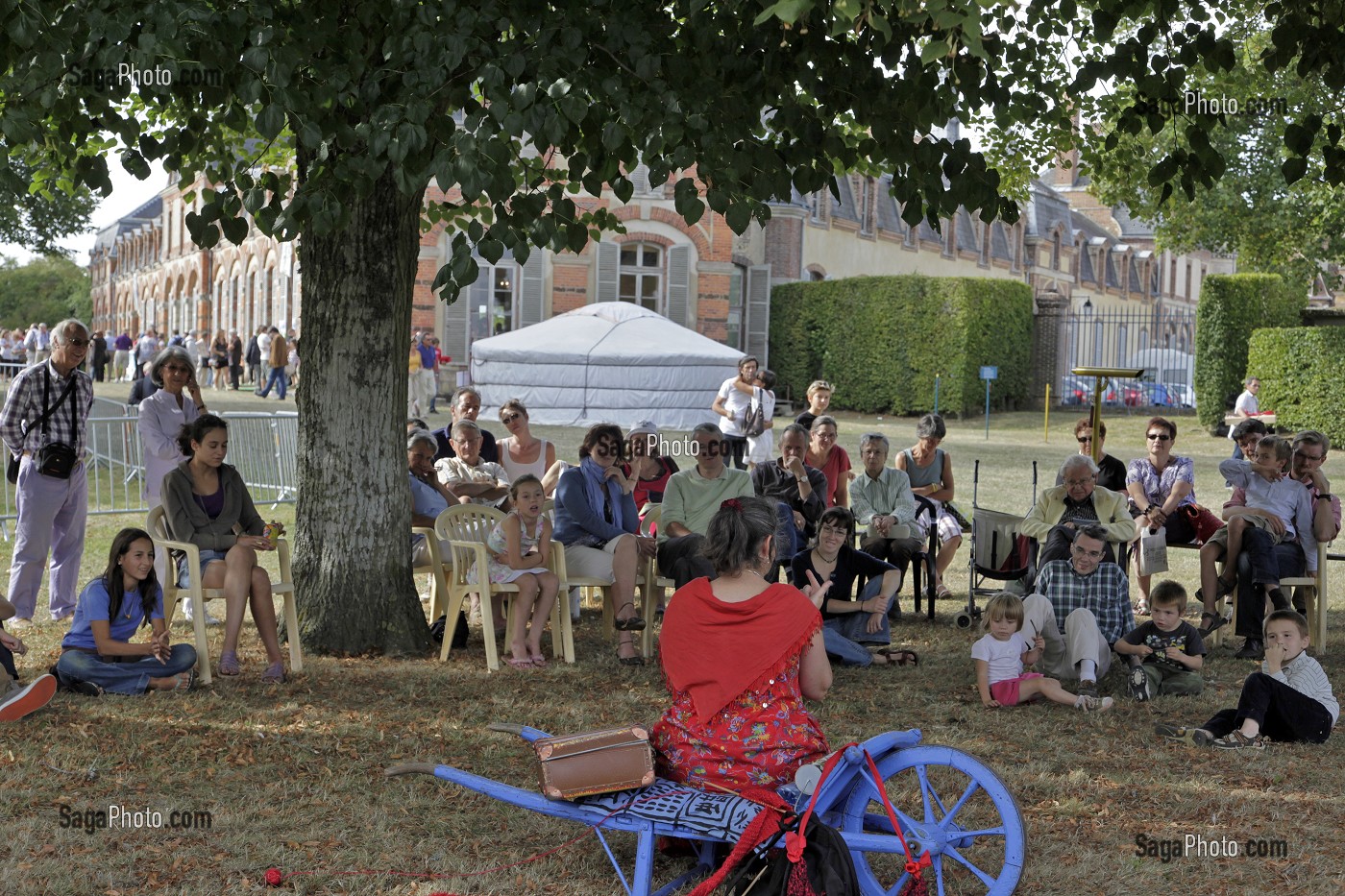 HISTOIRES ET CONTES DEVANT LE PETIT CHATEAU, FETE DES LIVRES, LA FERTE-VIDAME, EURE-ET-LOIR (28), FRANCE 