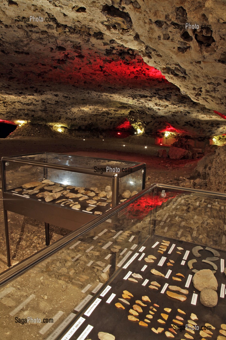 EXPOSITION DE PIERRES POLIES ET OUTILS PREHISTORIQUES, GROTTES DU FOULON, SITE GEOLOGIQUE CALCAIRE, CHATEAUDUN, EURE-ET-LOIR (28), FRANCE 