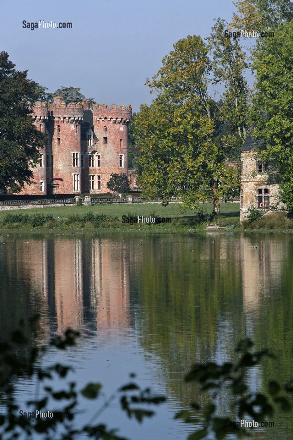 ETANG DE PECHE DANS LE PARC DEVANT LE CHATEAU DE VILLEBON, DERNIERE DEMEURE DU DUC DE SULLY MORT EN 1641, VILLEBON, EURE-ET-LOIR (28), FRANCE 