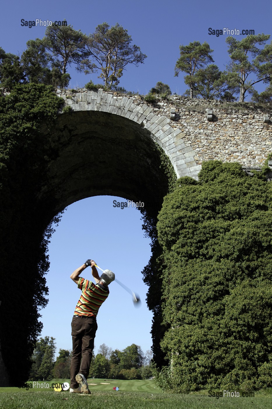 JOUEUR DE GOLF DEVANT L'AQUEDUC DE MAINTENON, EURE-ET-LOIR (28), FRANCE 