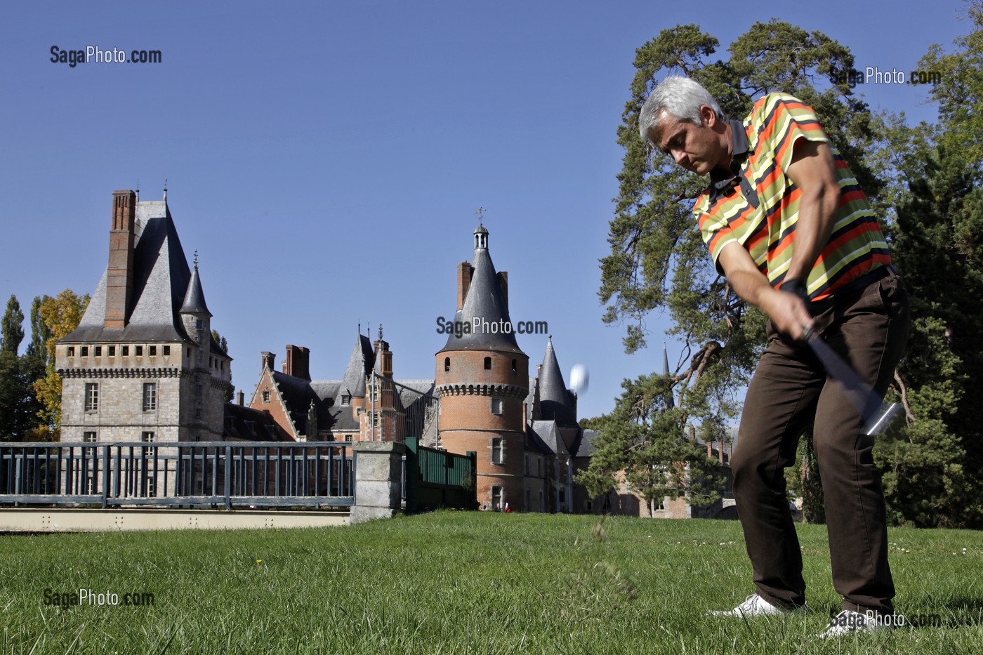 JOUEUR DE GOLF DEVANT LE CHATEAU DE MAINTENON, EURE-ET-LOIR (28), FRANCE 
