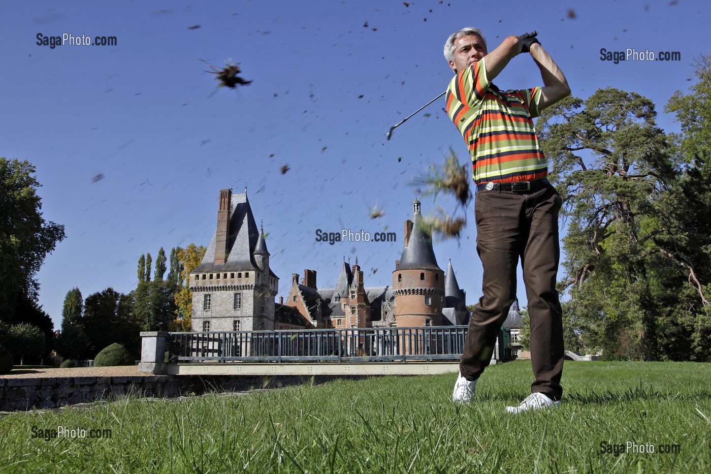 JOUEUR DE GOLF DEVANT LE CHATEAU DE MAINTENON, EURE-ET-LOIR (28), FRANCE 