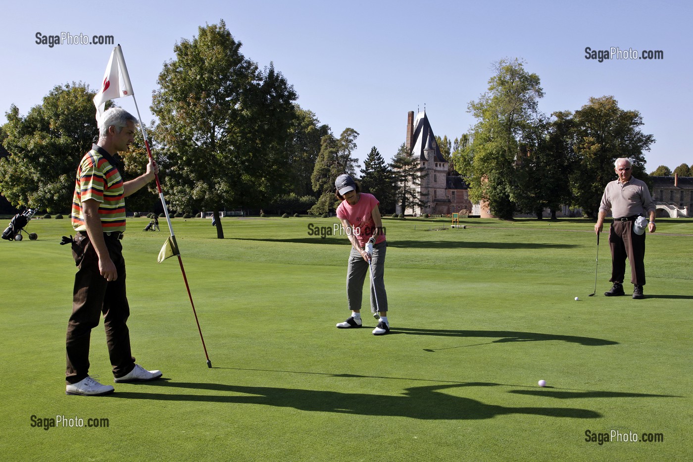JOUEUR DE GOLF DEVANT LE CHATEAU DE MAINTENON, EURE-ET-LOIR (28), FRANCE 