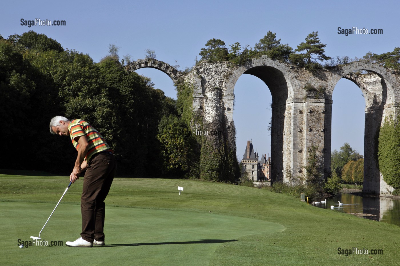 JOUEUR DE GOLF DEVANT L'AQUEDUC DE MAINTENON, EURE-ET-LOIR (28), FRANCE 