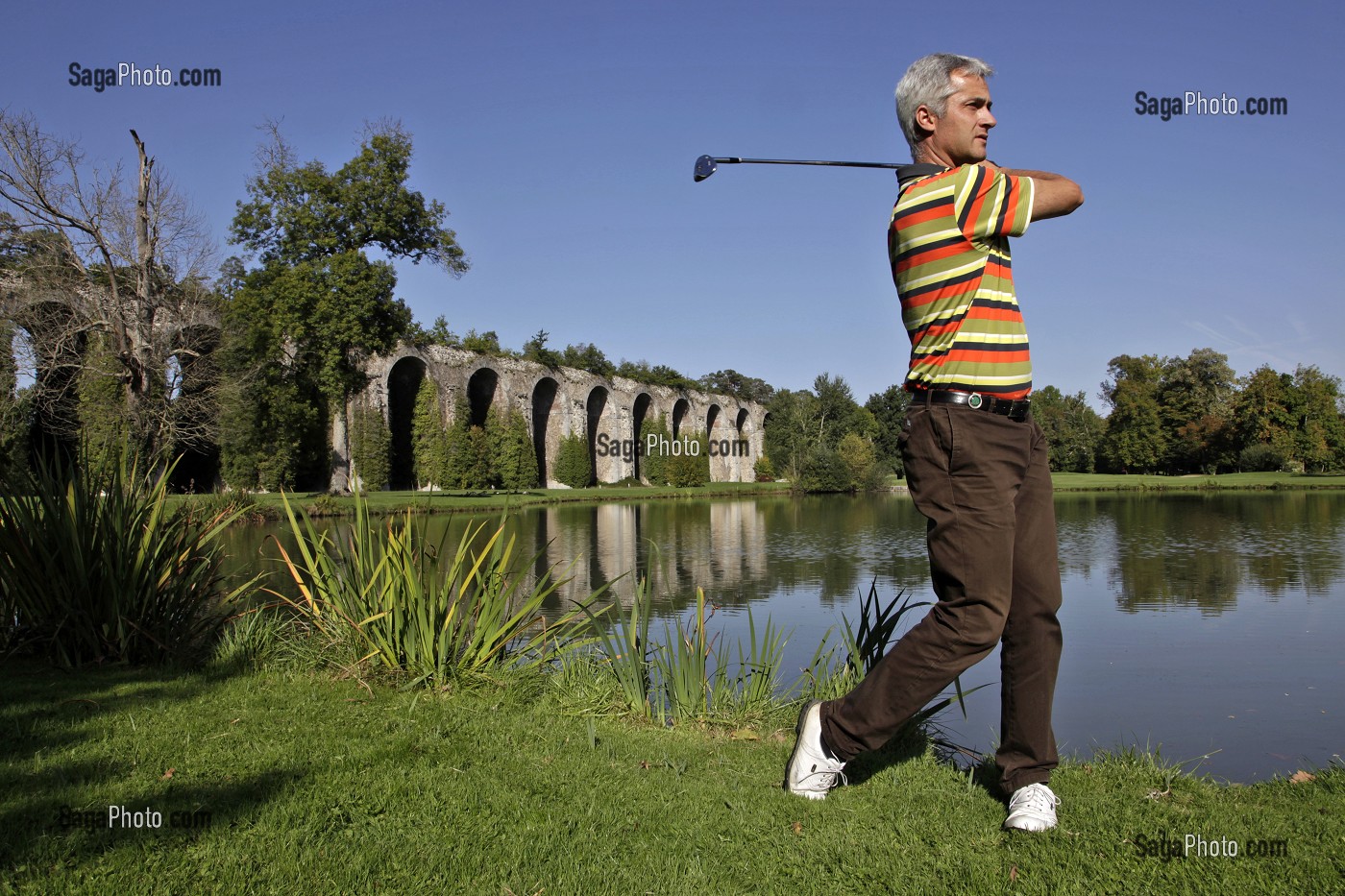 JOUEUR DE GOLF DEVANT L'AQUEDUC DE MAINTENON, EURE-ET-LOIR (28), FRANCE 