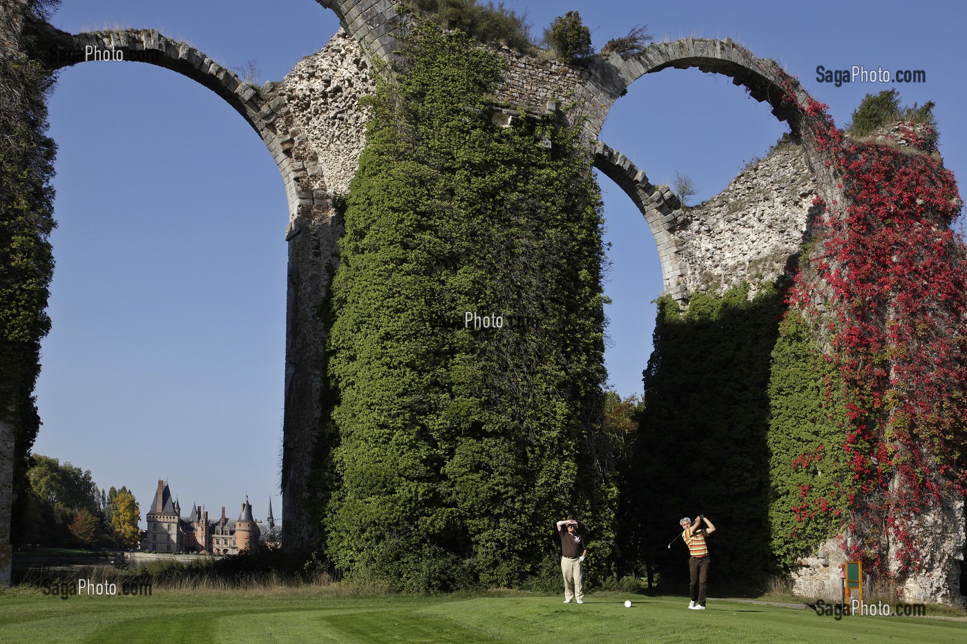 JOUEURS DE GOLF DEVANT L'AQUEDUC DE MAINTENON, EURE-ET-LOIR (28), FRANCE 