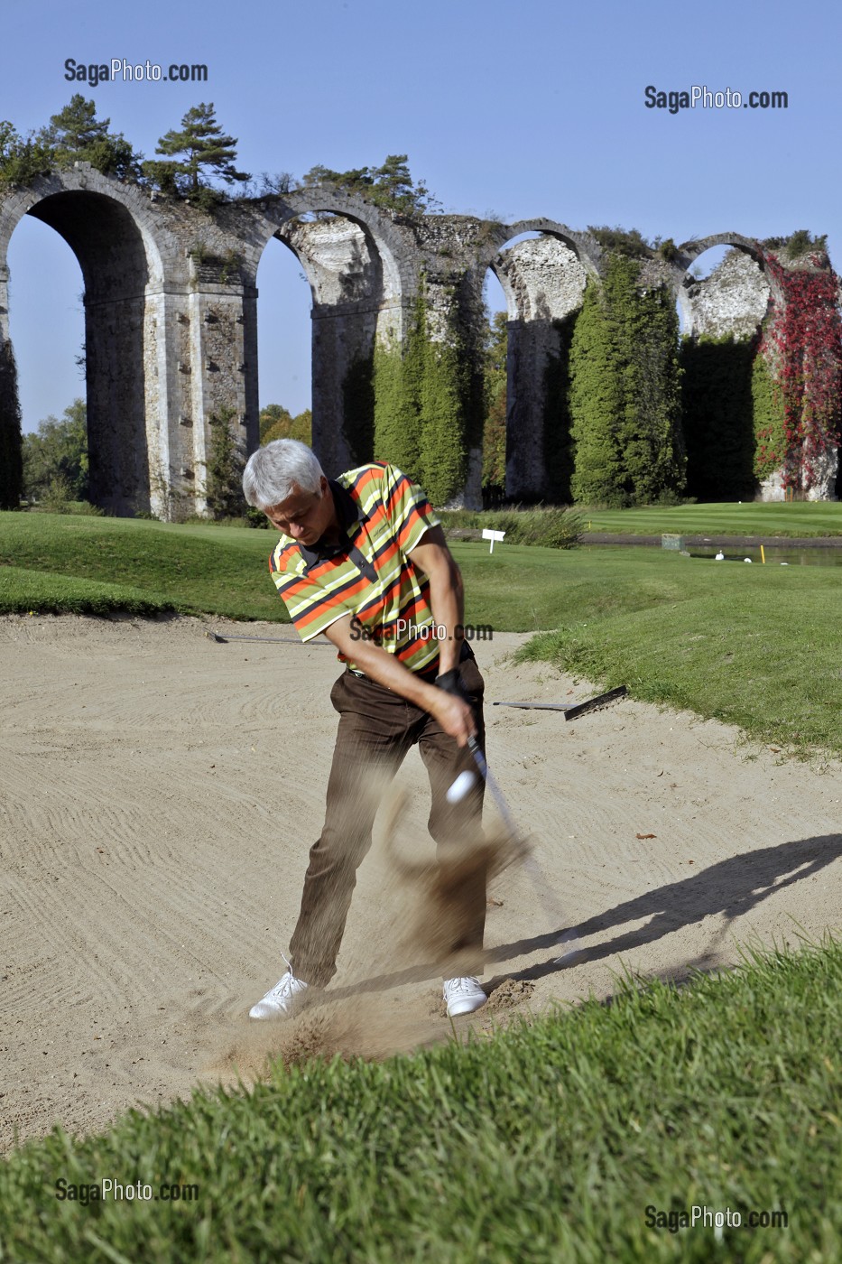 JOUEUR DE GOLF DEVANT L'AQUEDUC DE MAINTENON, EURE-ET-LOIR (28), FRANCE 