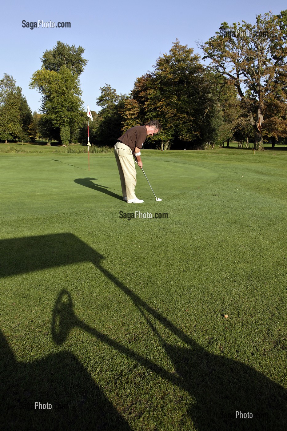 JOUEURS DE GOLF SUR LE TERRAIN DE MAINTENON, EURE-ET-LOIR (28), FRANCE 