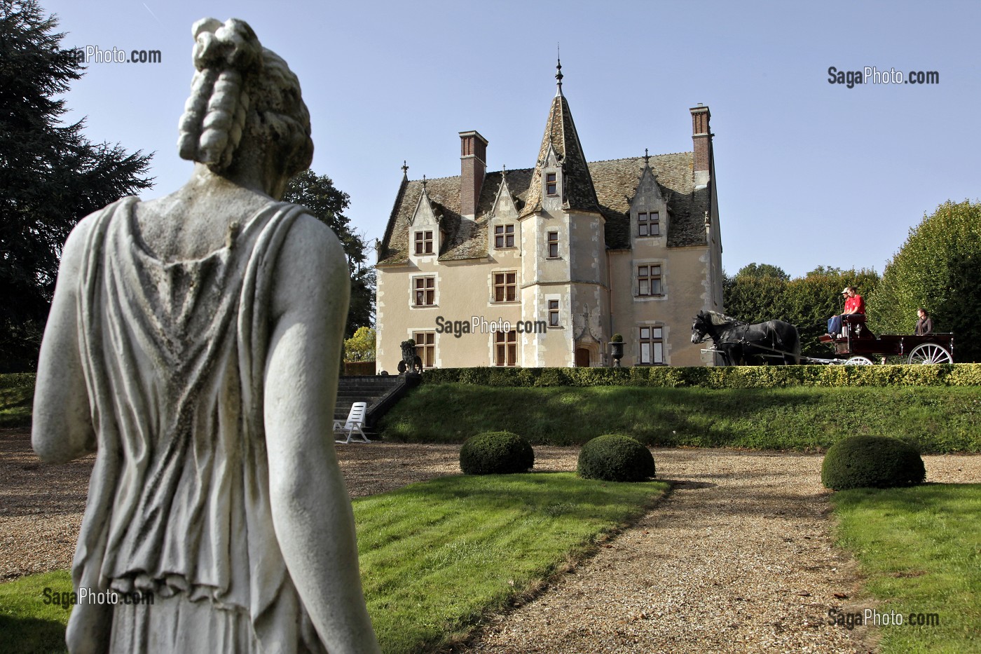 STATUE DE FEMME ET ATTELAGE DE PERCHERONS DEVANT LE MANOIR DU GRAND PRAINVILLE, SAINT-JEAN-PIERRE-FIXTE, EURE-ET-LOIR (28), FRANCE 