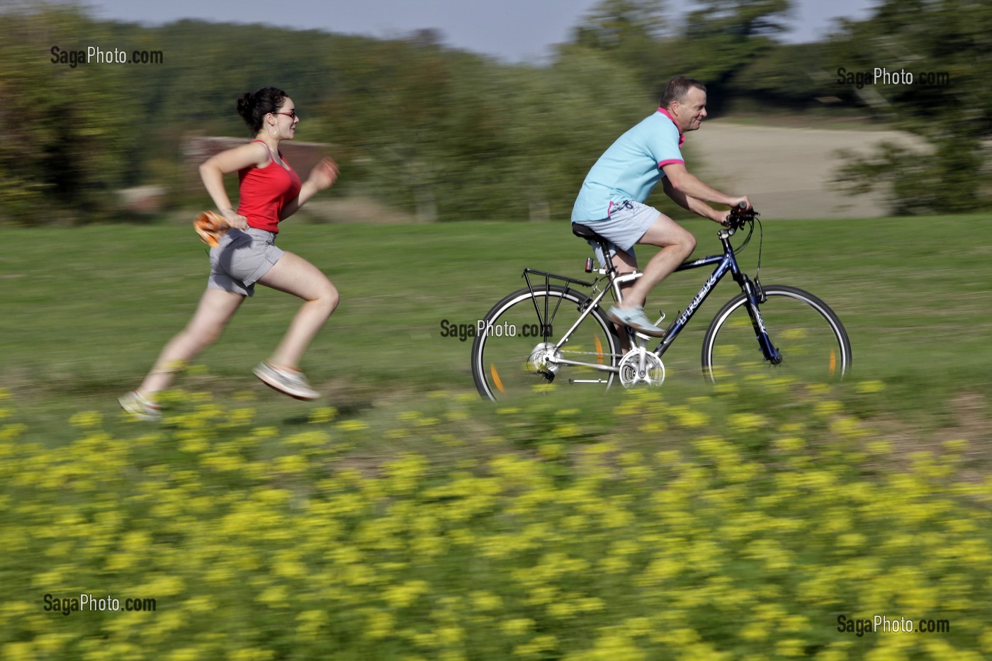 JEUNE FILLE A COURSE A PIED DERRIERE DE LE VELO DE SON PERE, BALADE EN FAMILLE, PERCHE, EURE-ET-LOIR (28), FRANCE 