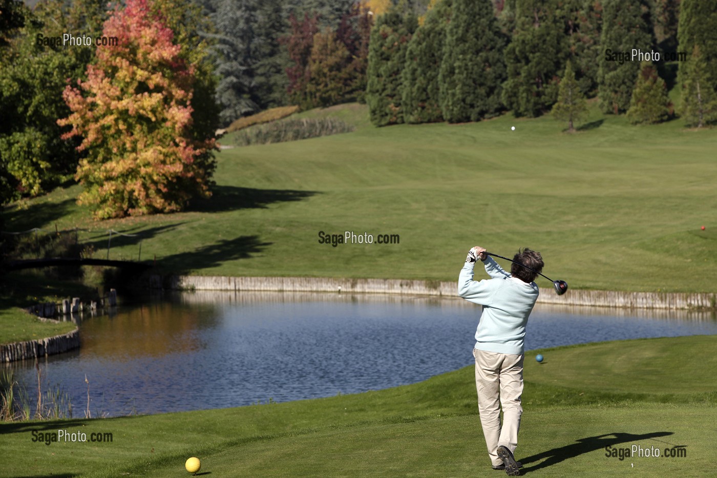 JOUEUR SUR LE PARCOURS, GOLF PARC ARBORETUM DE NANTILLY, CREATION DE ROBERT HERSANT, LA CHAUSSEE D'IVRY, EURE-ET-LOIR (28), FRANCE 