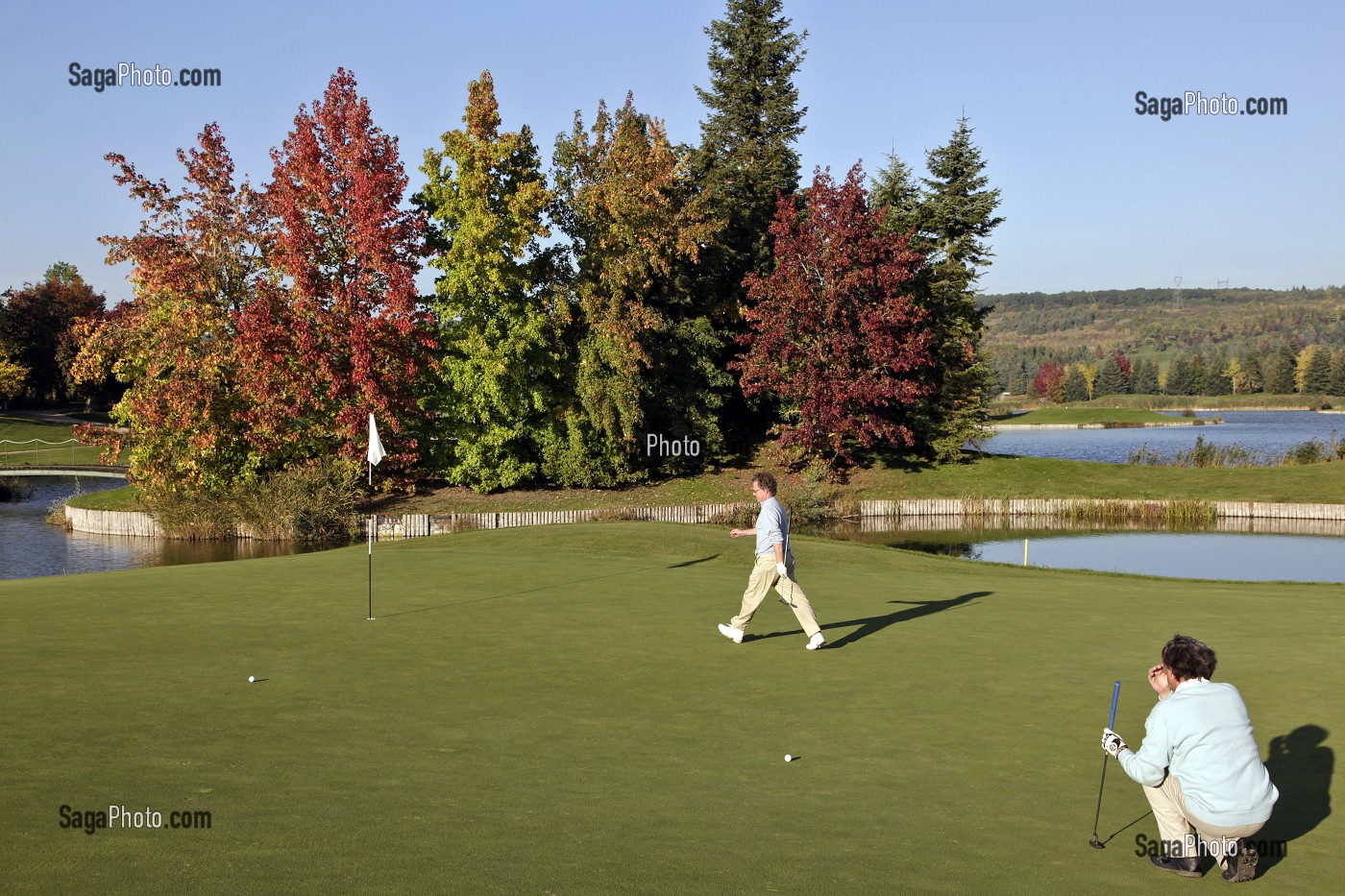 JOUEURS SUR LE PARCOURS, GOLF PARC ARBORETUM DE NANTILLY, CREATION DE ROBERT HERSANT, LA CHAUSSEE D'IVRY, EURE-ET-LOIR (28), FRANCE 