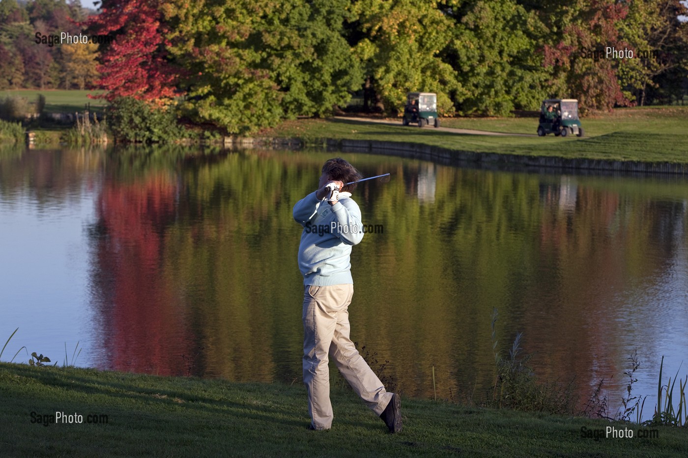 JOUEURS SUR LE PARCOURS, GOLF PARC ARBORETUM DE NANTILLY, CREATION DE ROBERT HERSANT, LA CHAUSSEE D'IVRY, EURE-ET-LOIR (28), FRANCE 