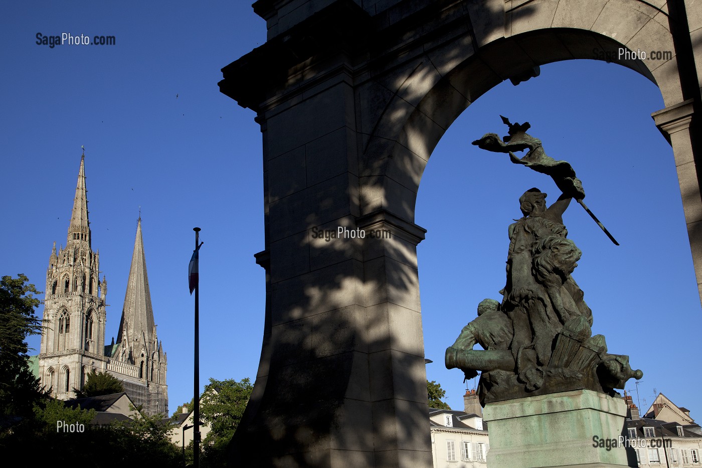 MONUMENT AUX MORTS DE LA GUERRE DE 1870, PLACE DU CHATELET ET FLECHES DE LA CATHEDRALE DE CHARTRES, EURE-ET-LOIR (28), FRANCE 