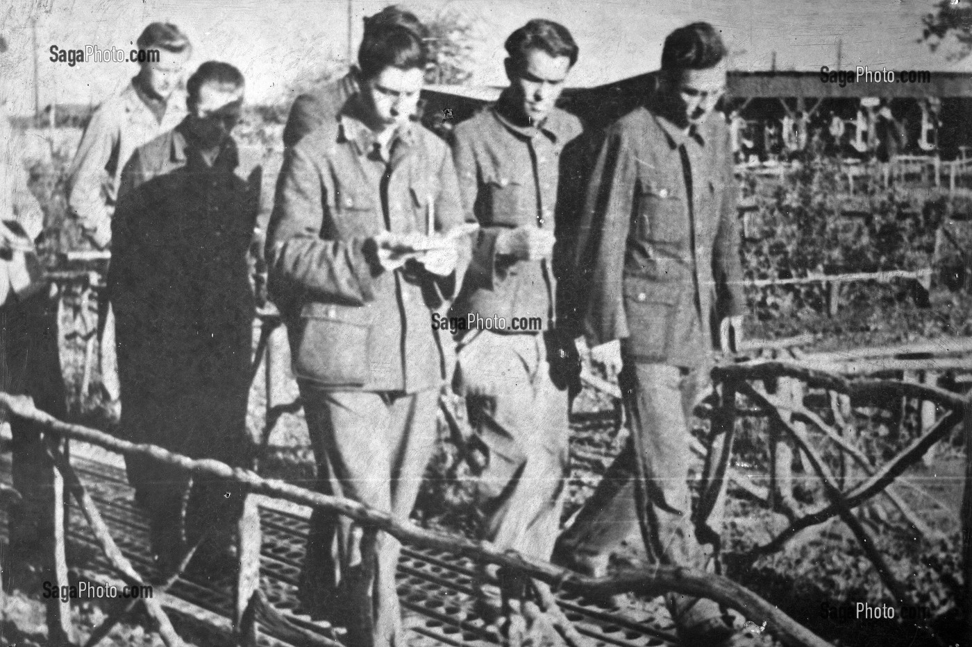 LES PRISONNIERS ETUDIANTS SEMINARISTES DANS LE CAMP EN CHEMIN VERS LA CHAPELLE, SEMINAIRE DES BARBELES EN HOMMAGE A L'ABBE ALLEMAND FRANZ STOCK (1904-1948), LE COUDRAY, CHARTRES, EURE-ET-LOIR (28), FRANCE 