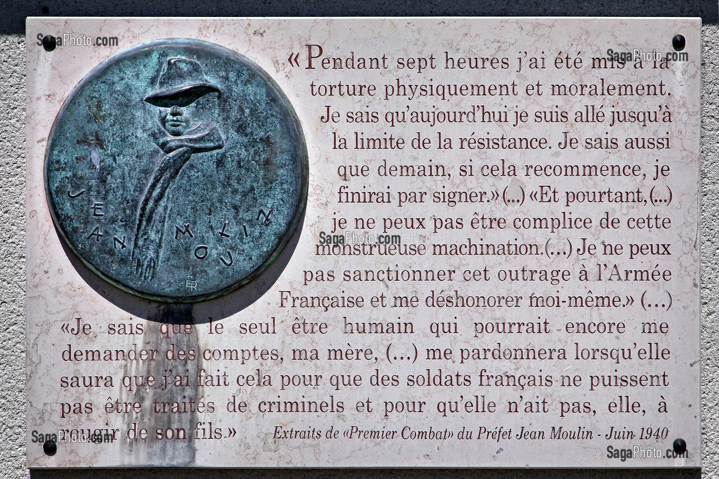 PLAQUE COMMEMORATIVE SUR LE CABANON OU JEAN MOULIN (20 JUIN 1899, 8 JUILLET 1943), HEROS DE LA RESISTANCE A ETE TORTURE PAR LES NAZIS LE 17 JUIN 1940, LA TAYE, SAINT-GEORGES-SUR-EURE, EURE-ET-LOIR (28), FRANCE 