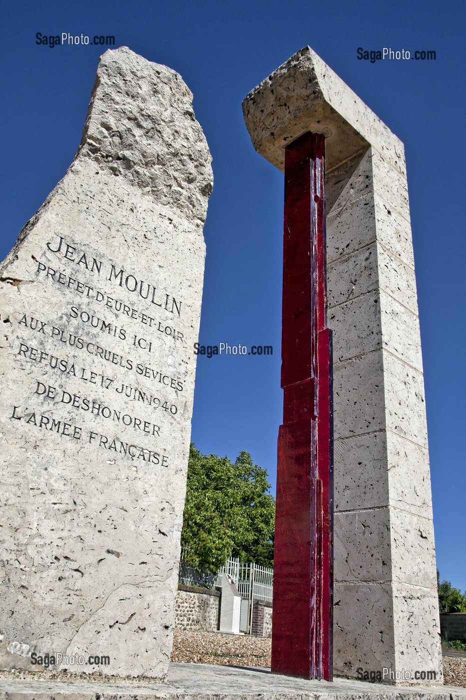 STELE EN HOMMAGE A JEAN MOULIN (20 JUIN 1899, 8 JUILLET 1943), HEROS DE LA RESISTANCE SUR LE LIEU DE SA TORTURE PAR LES NAZIS LE 17 JUIN 1940, LA TAYE, SAINT-GEORGES-SUR-EURE, EURE-ET-LOIR (28), FRANCE, CREATION DE JACQUES LOIRE 
