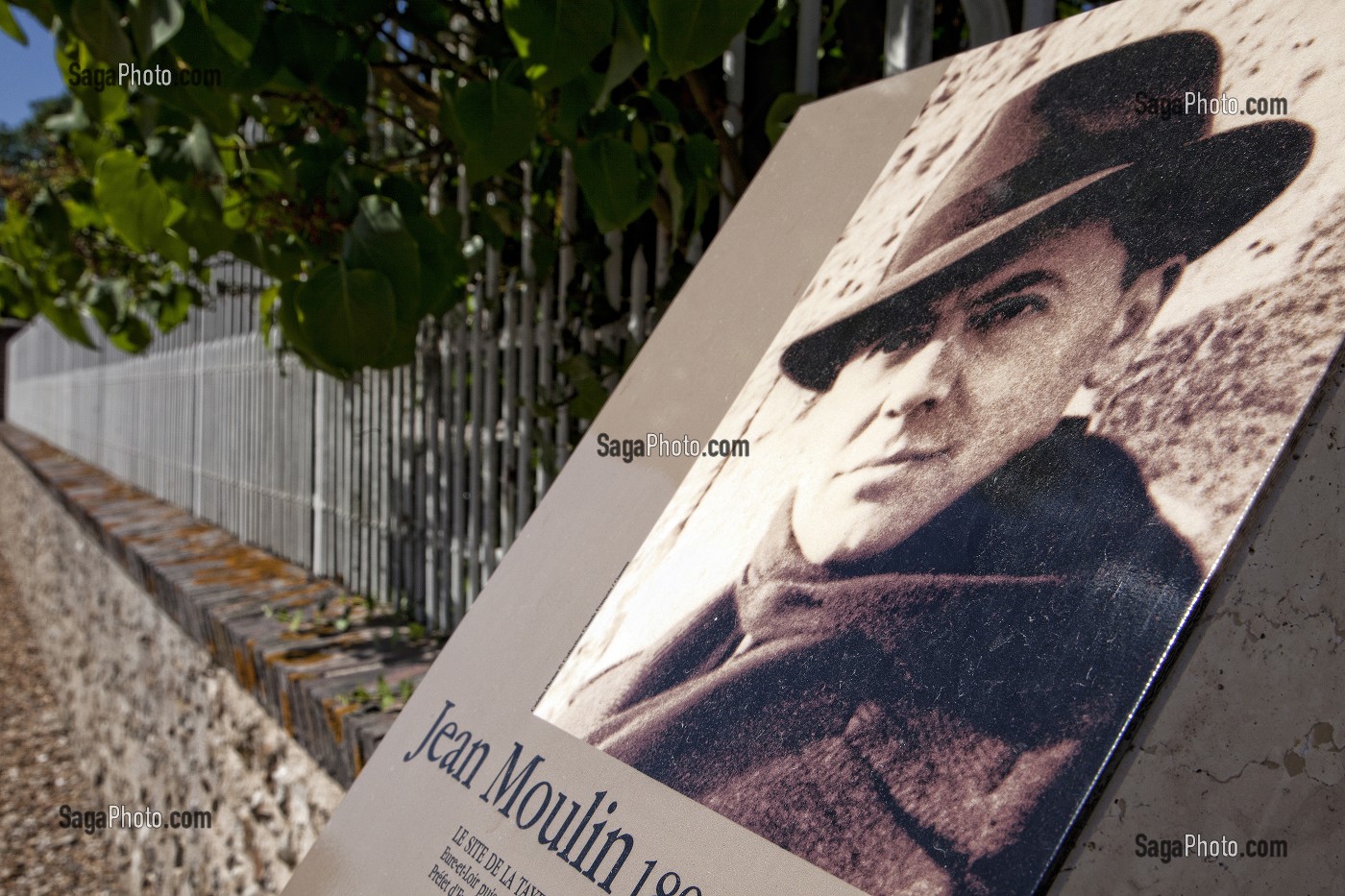 PORTRAIT DE JEAN MOULIN (20 JUIN 1899, 8 JUILLET 1943), HEROS DE LA RESISTANCE SUR LE LIEU DE SA TORTURE PAR LES NAZIS LE 17 JUIN 1940, LA TAYE, SAINT-GEORGES-SUR-EURE, EURE-ET-LOIR (28), FRANCE 