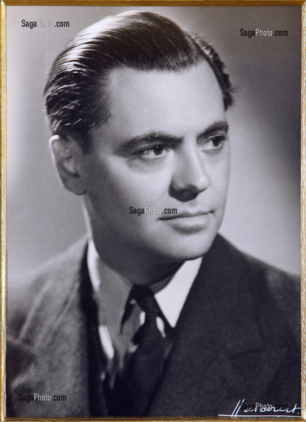 PORTRAIT DE JEAN MOULIN (20 JUIN 1899, 8 JUILLET 1943) PHOTOGRAPHIE PAR LE STUDIO HARCOURT, HEROS DE LA RESISTANCE, PREFECTURE DE CHARTRES, EURE-ET-LOIR (28), FRANCE MENTION OBLIGATOIRE: COLLECTION PREFECTURE D'EURE-ET-LOIR 