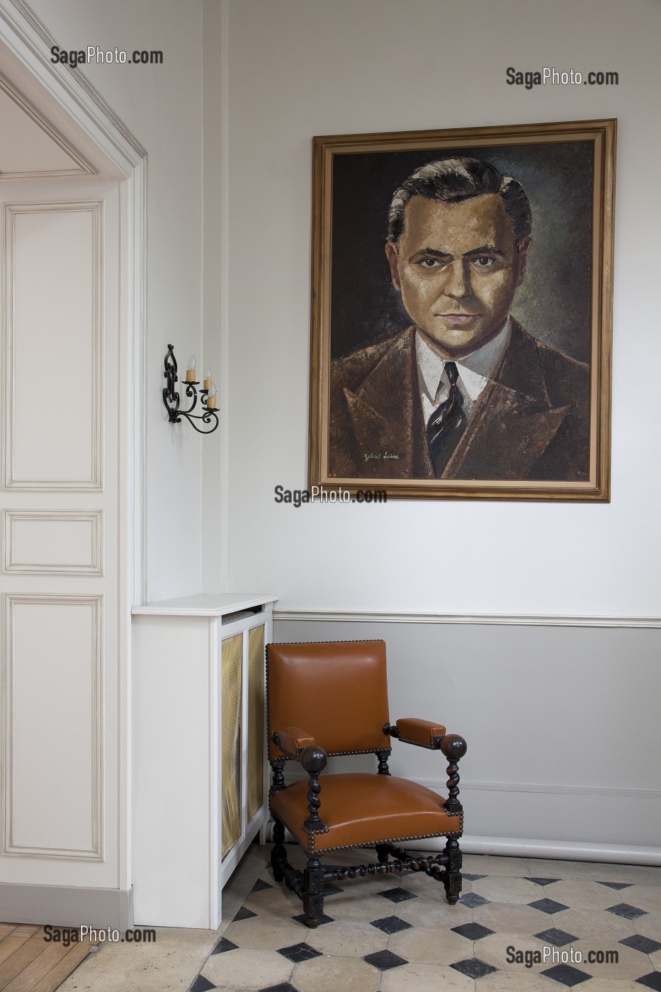 PORTRAIT DE JEAN MOULIN, HEROS DE LA RESISTANCE, (20 JUIN 1899, 8 JUILLET 1943) PEINTURE DE GABRIEL LOIRE, SALON DE LA PREFECTURE DE CHARTRES, EURE-ET-LOIR (28), FRANCE MENTION OBLIGATOIRE: COLLECTION PREFECTURE D'EURE-ET-LOIR 