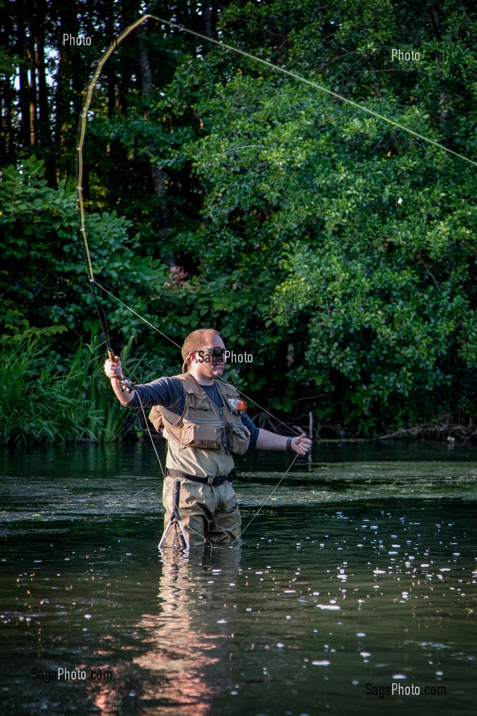 PECHEUR A LA MOUCHE SUR LA RIVIERE L'HUISNE PRES DE NOGENT-LE-ROTROU, PERCHE, EURE-ET-LOIR (28), FRANCE 