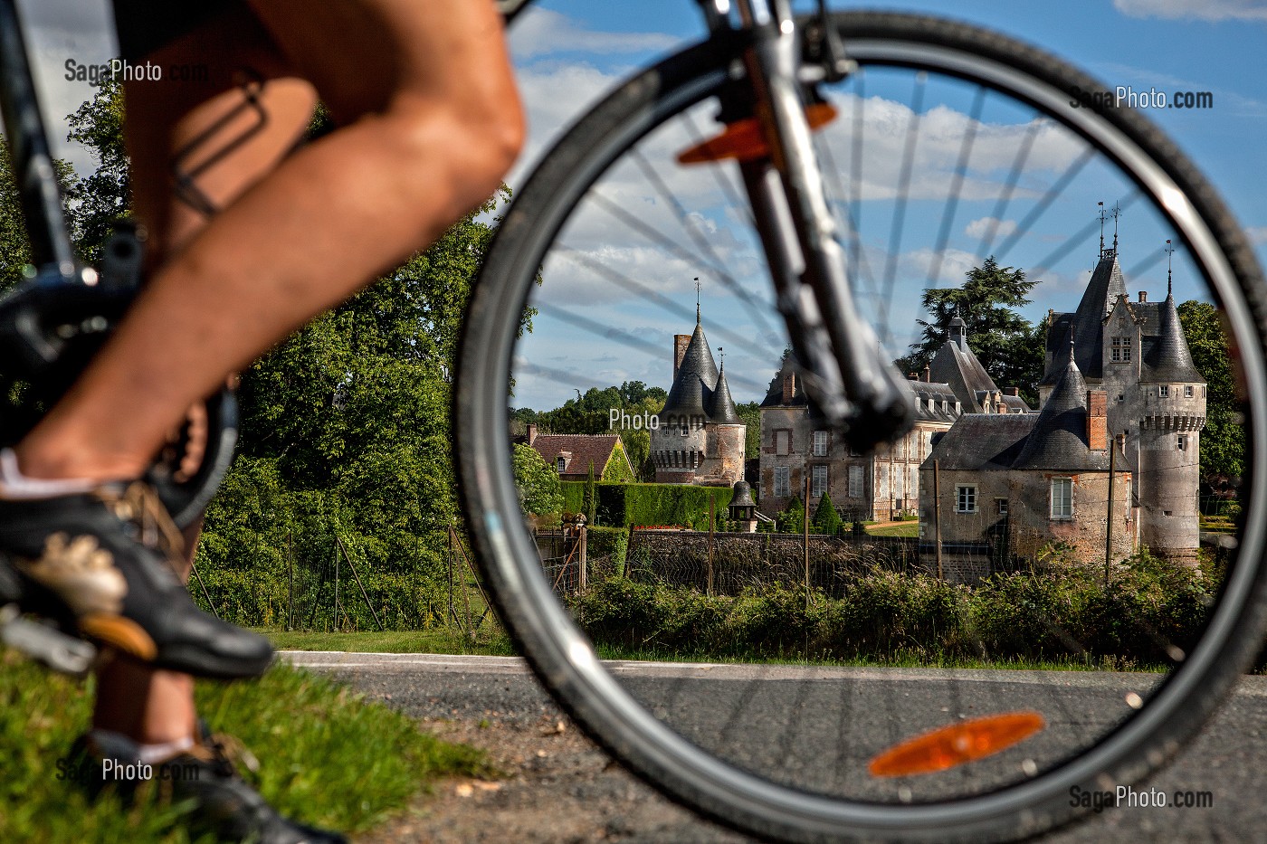 CYCLOTOURISTE PASSANT DEVANT LE CHATEAU DE FRAZE DANS LE PERCHE, EURE-ET-LOIR (28), FRANCE 